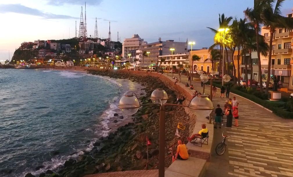 Atardecer en el malecón de Olas Altas con el Cerro del Vigía al fondo